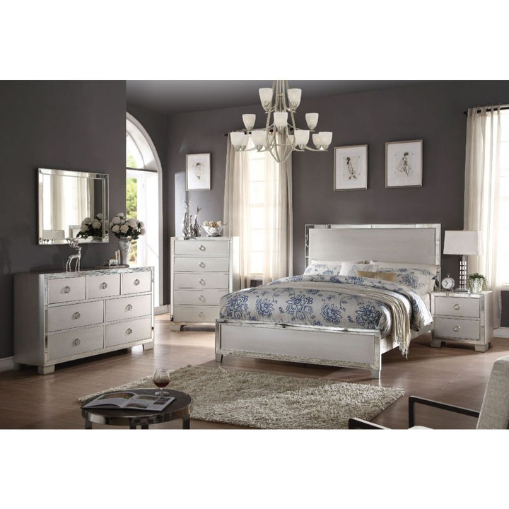 Voeville II Queen Bed in Platinum