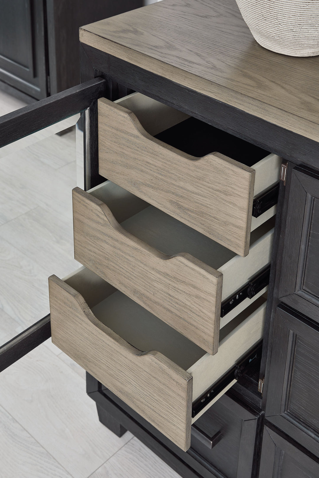 ashley-furniture-b989-31-foyland-dresser