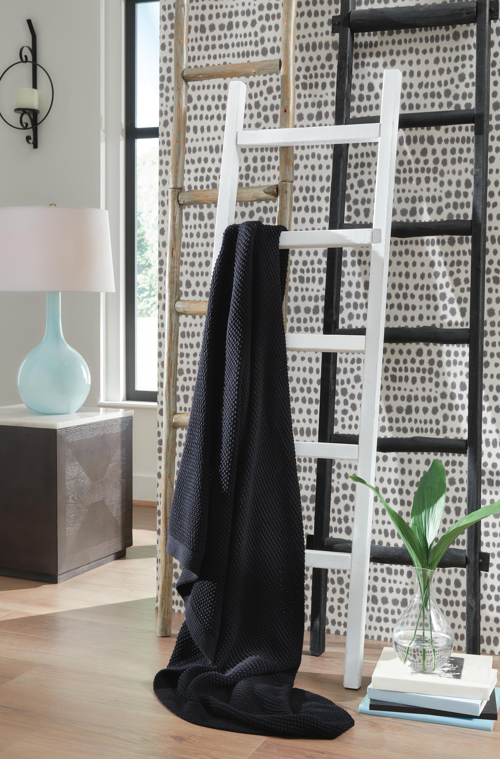 Gayelery Throw - Black (2)