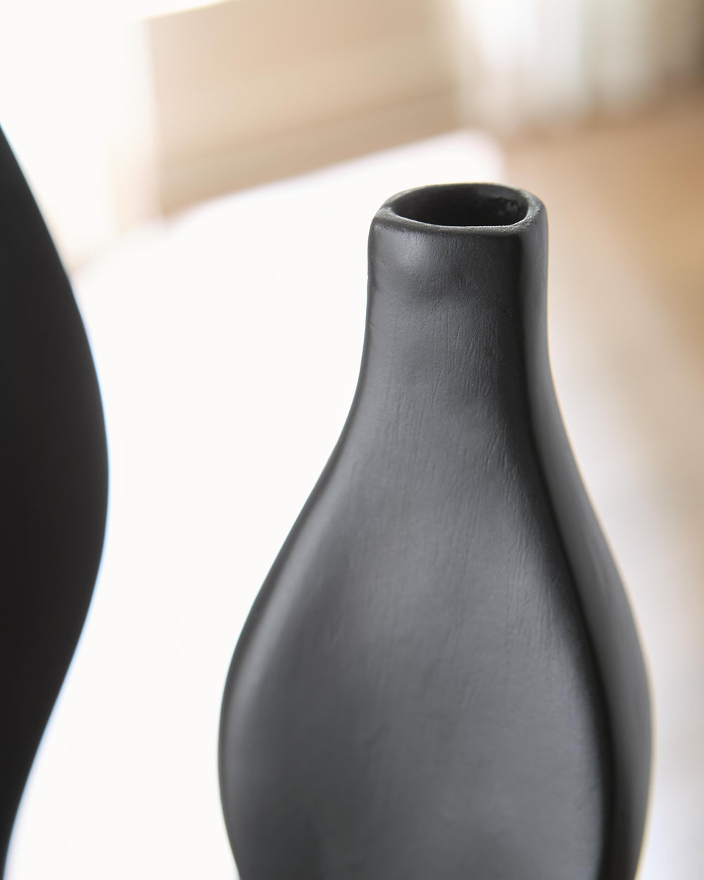 Judsen Vase - Black (4)