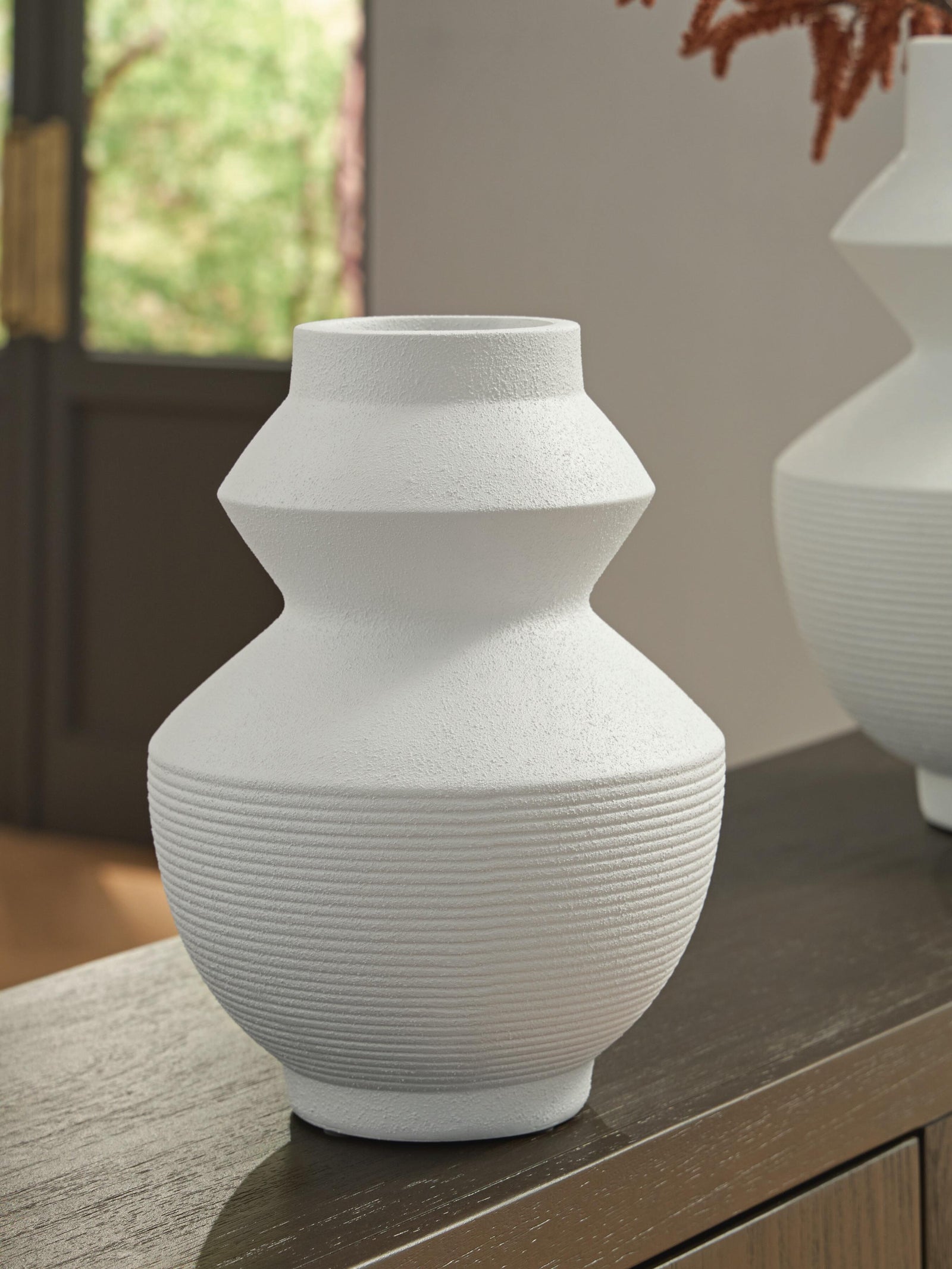Naveen Vase - White (2)