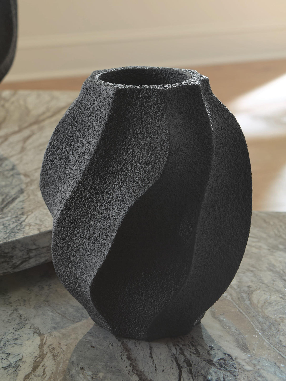 Judworth Vase - Black (2)