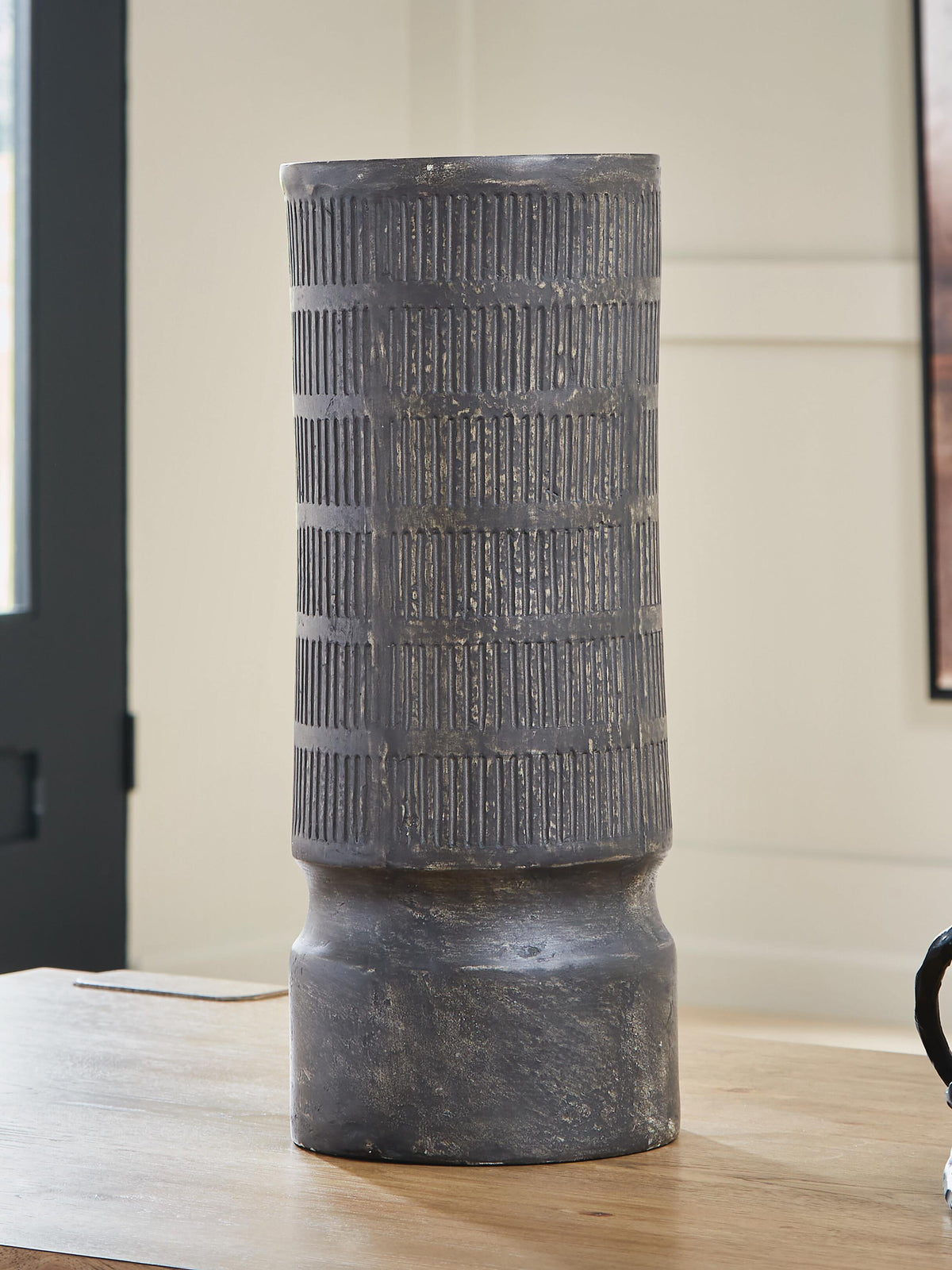 Beninworth Vase - Antique Black (2)