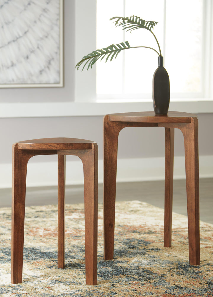 Brynnleigh Accent Table (Set of 2) - Light Brown (2)