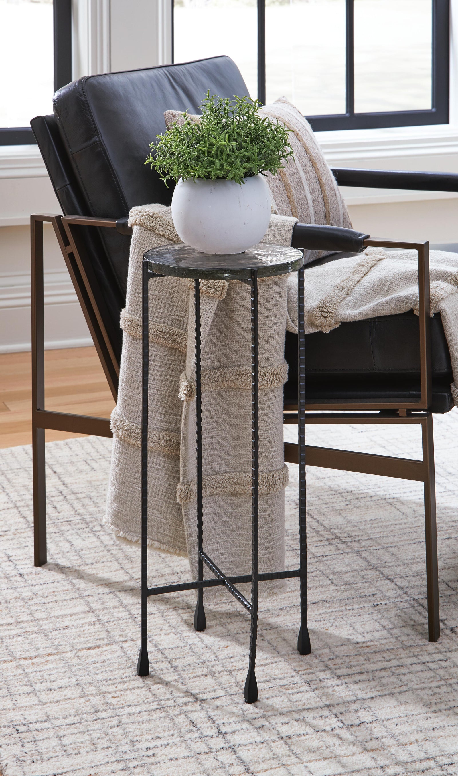 Newgoren Accent Table - Black (2)