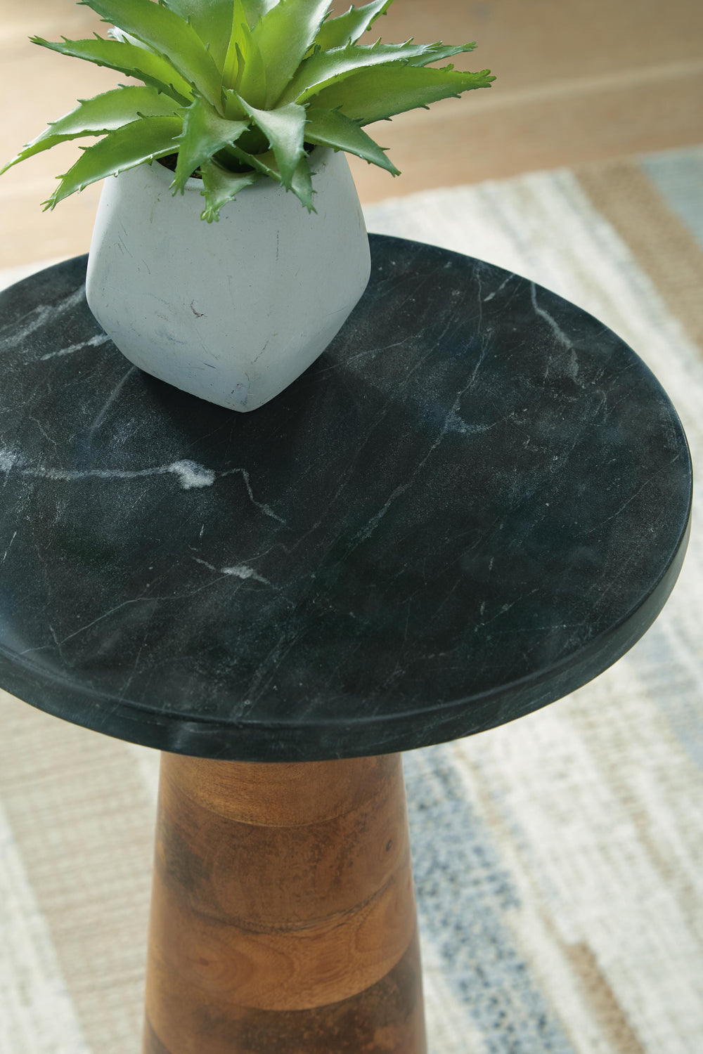 Quinndon Accent Table - Dark Brown (4)