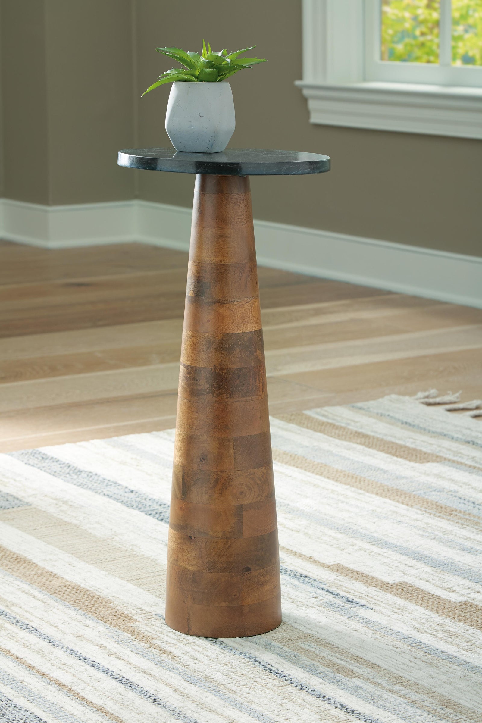Quinndon Accent Table - Dark Brown (2)