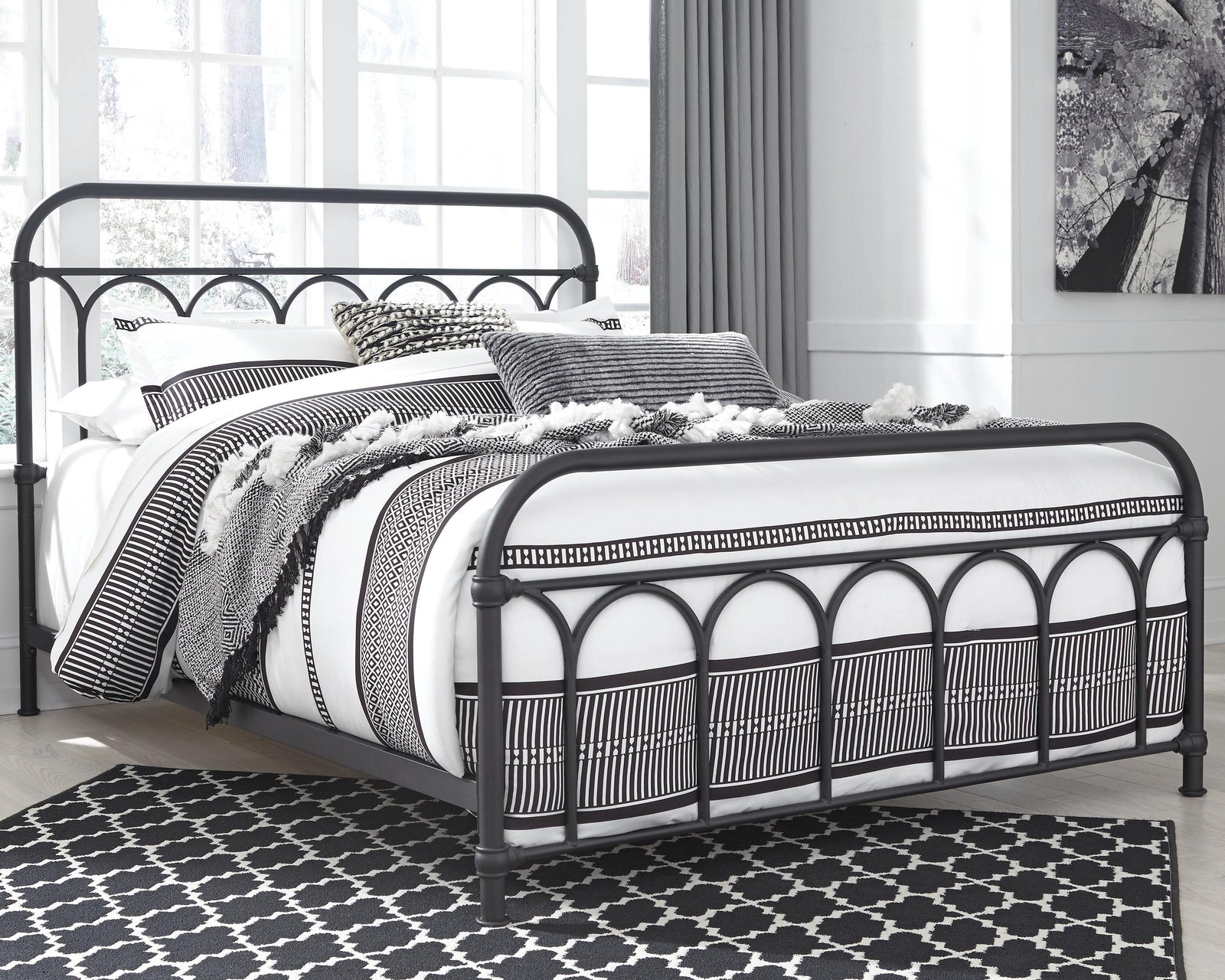 Nashburg Queen Metal Bed - Black (2)