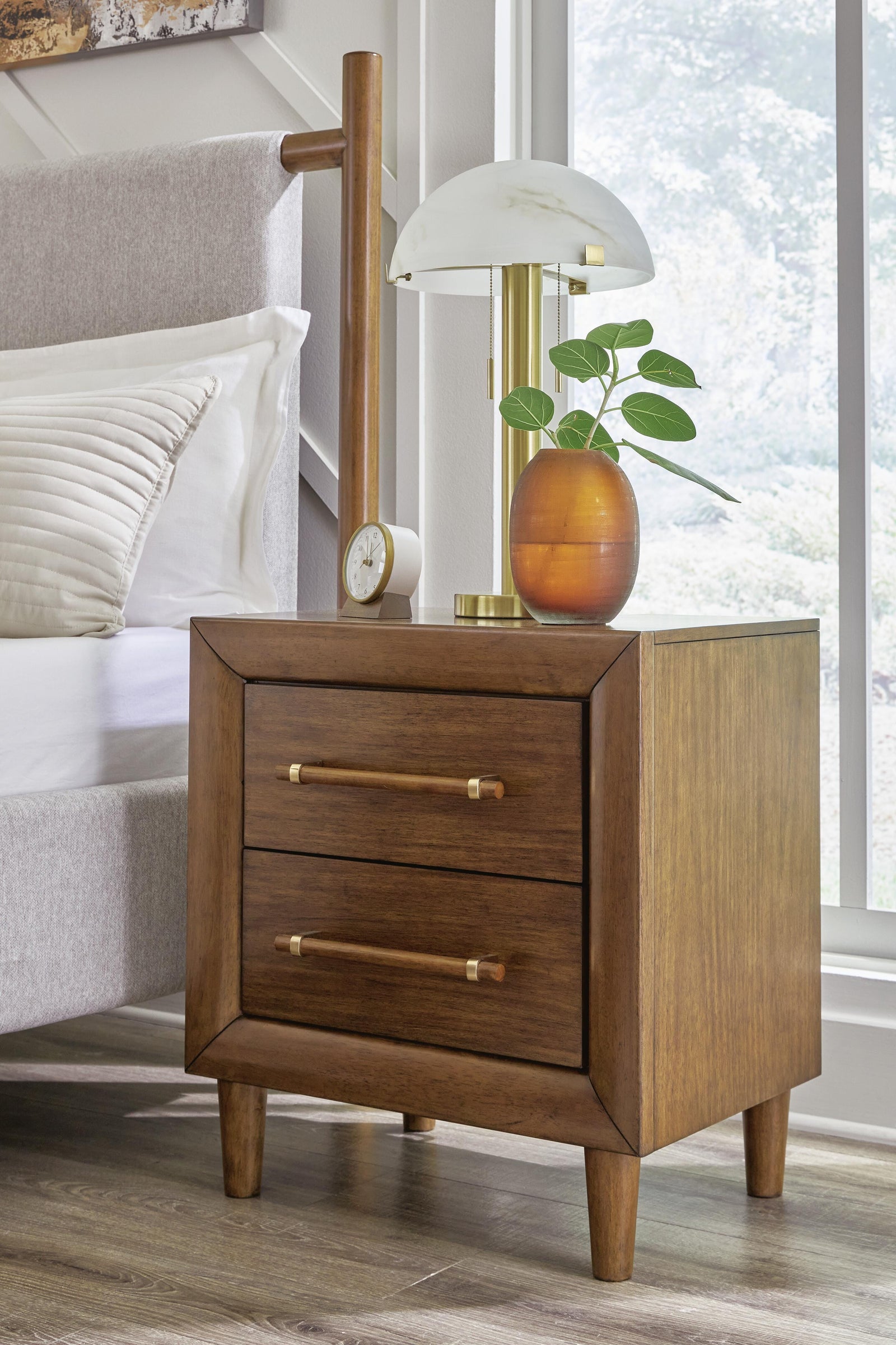 Lyncott Nightstand - Dark Brown (2)
