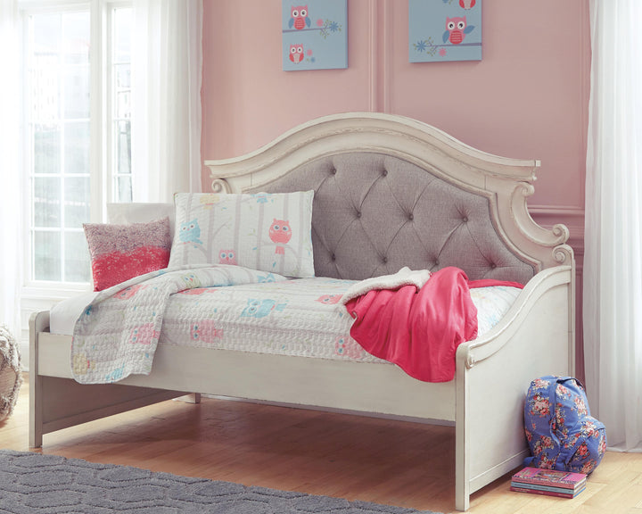 Realyn Twin Day Bed - White (6)