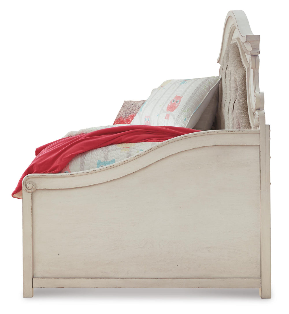 Realyn Twin Day Bed - White (8)