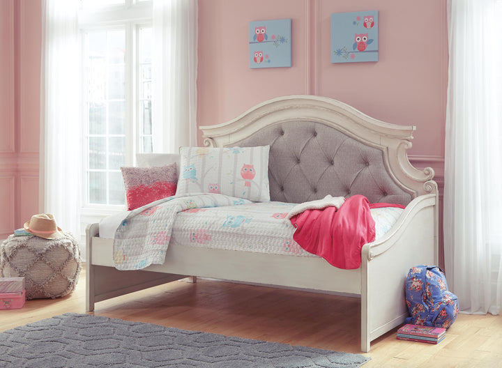 Realyn Twin Day Bed - White (9)