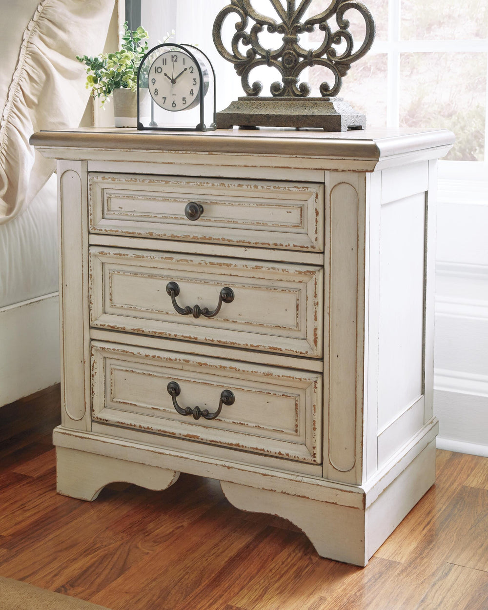 Realyn Dresser and 2 Nightstands - Two-tone (10)