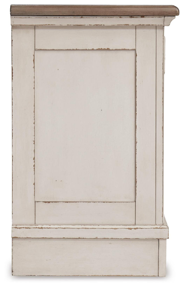 Realyn Queen Panel Bed, Dresser, Mirror and 2 Nightstands - Two-tone (10)