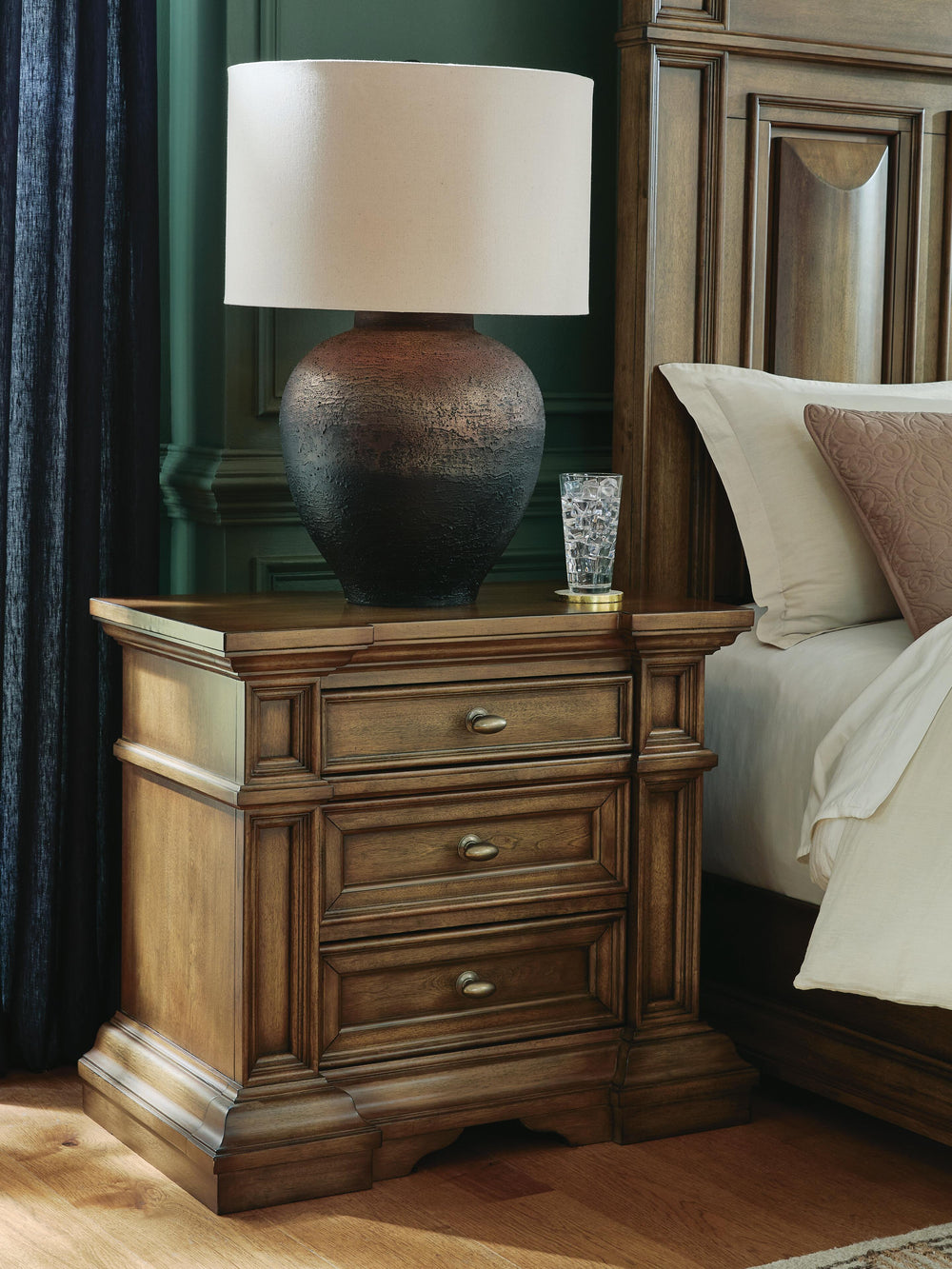 Frantanna Nightstand - Dark Brown (2)