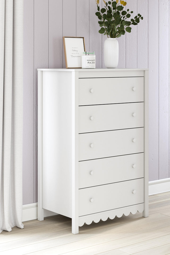 Hallityn Chest of Drawers - White (2)