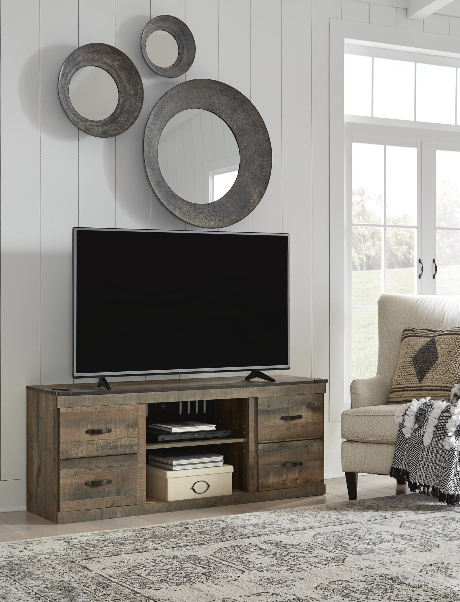 Trinell 60" TV Stand - Dark Brown (2)