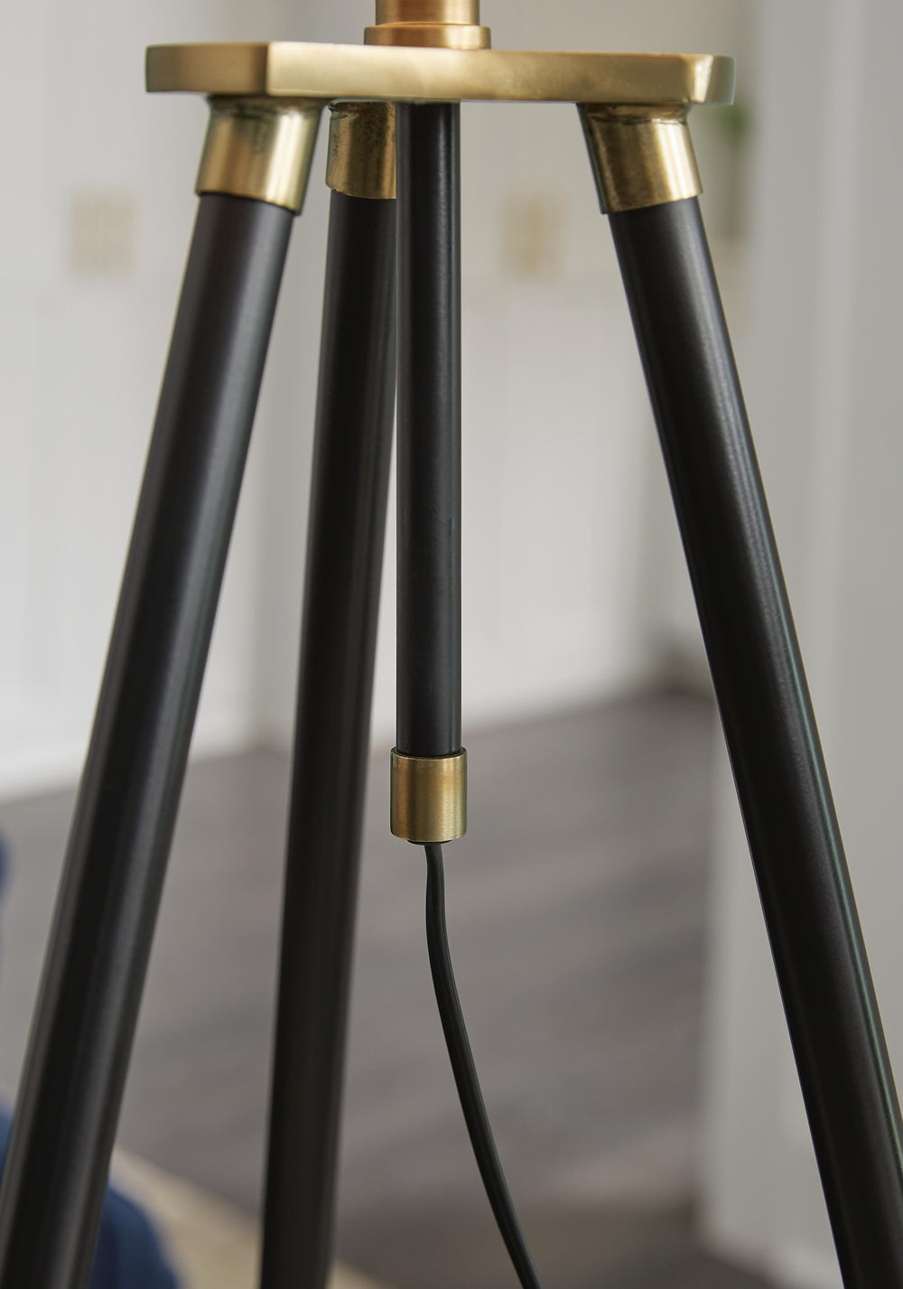 Cashner Floor Lamp - Black (4)