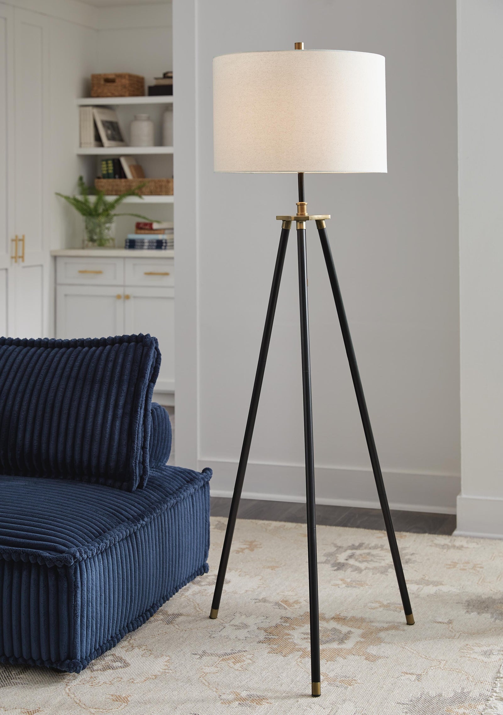 Cashner Floor Lamp - Black (2)