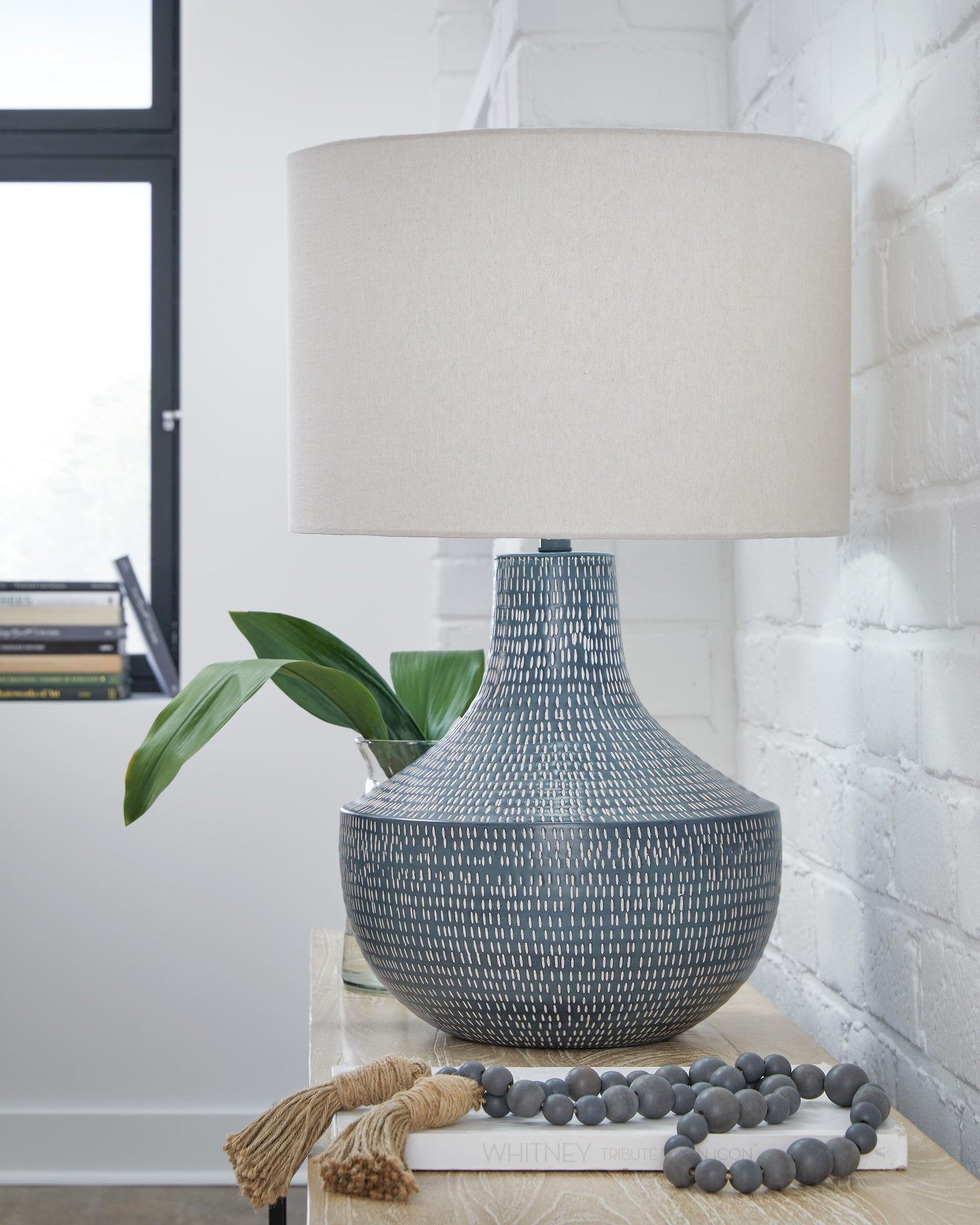 Schylarmont Table Lamp - Dark Gray (2)