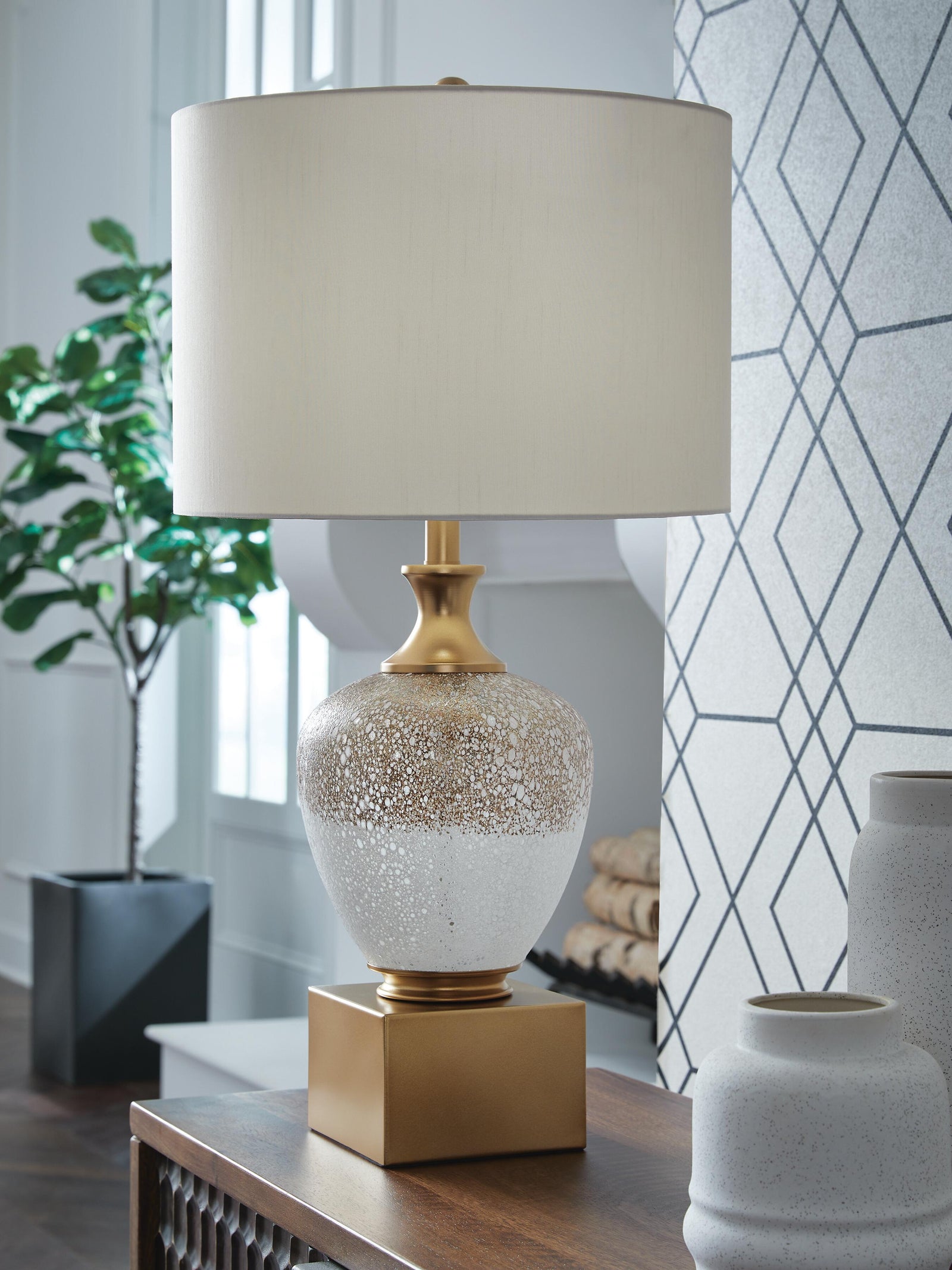 Tavisburg Table Lamp - Gold (2)