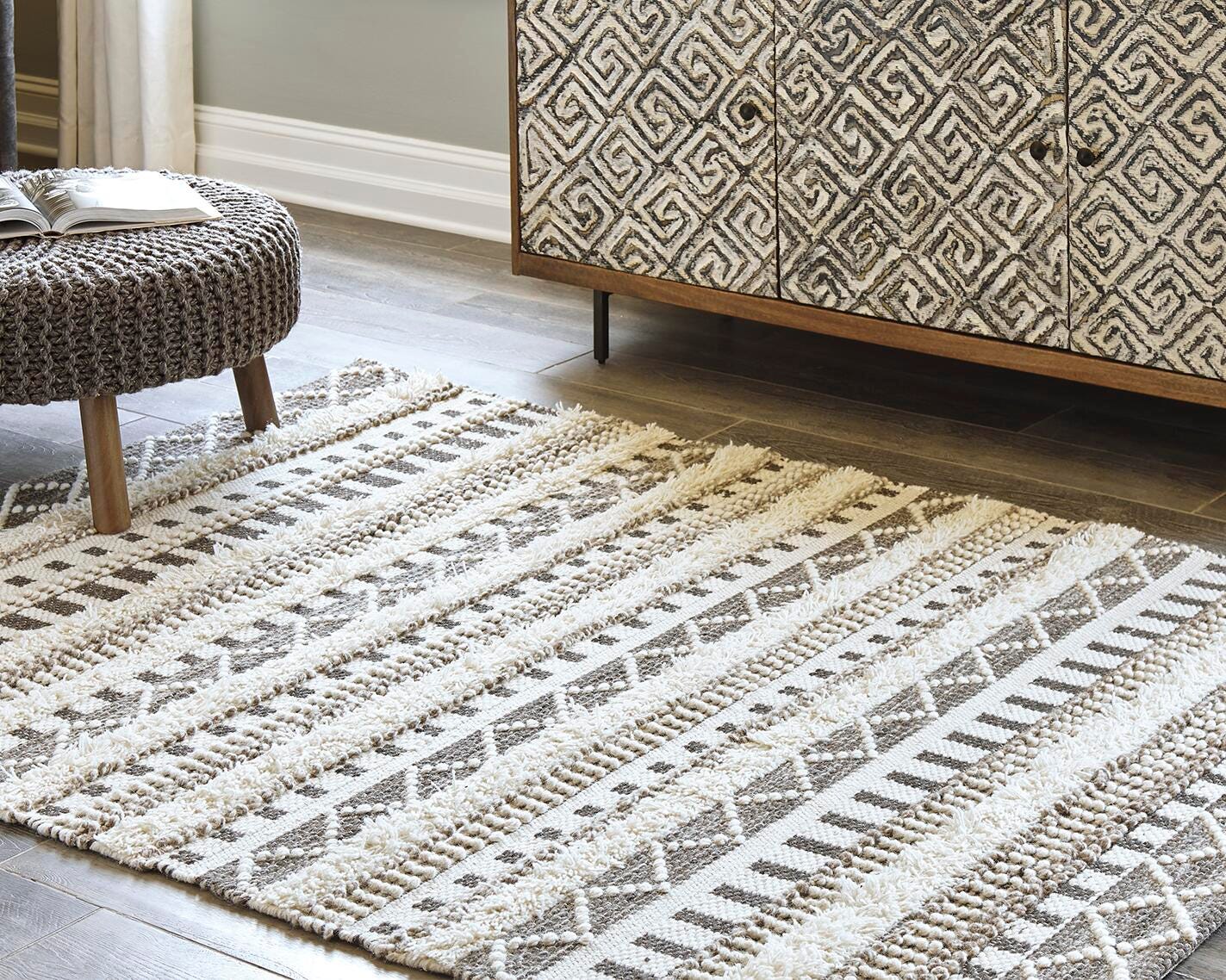 Karalee 5' x 7' Rug - Pearl Silver (2)