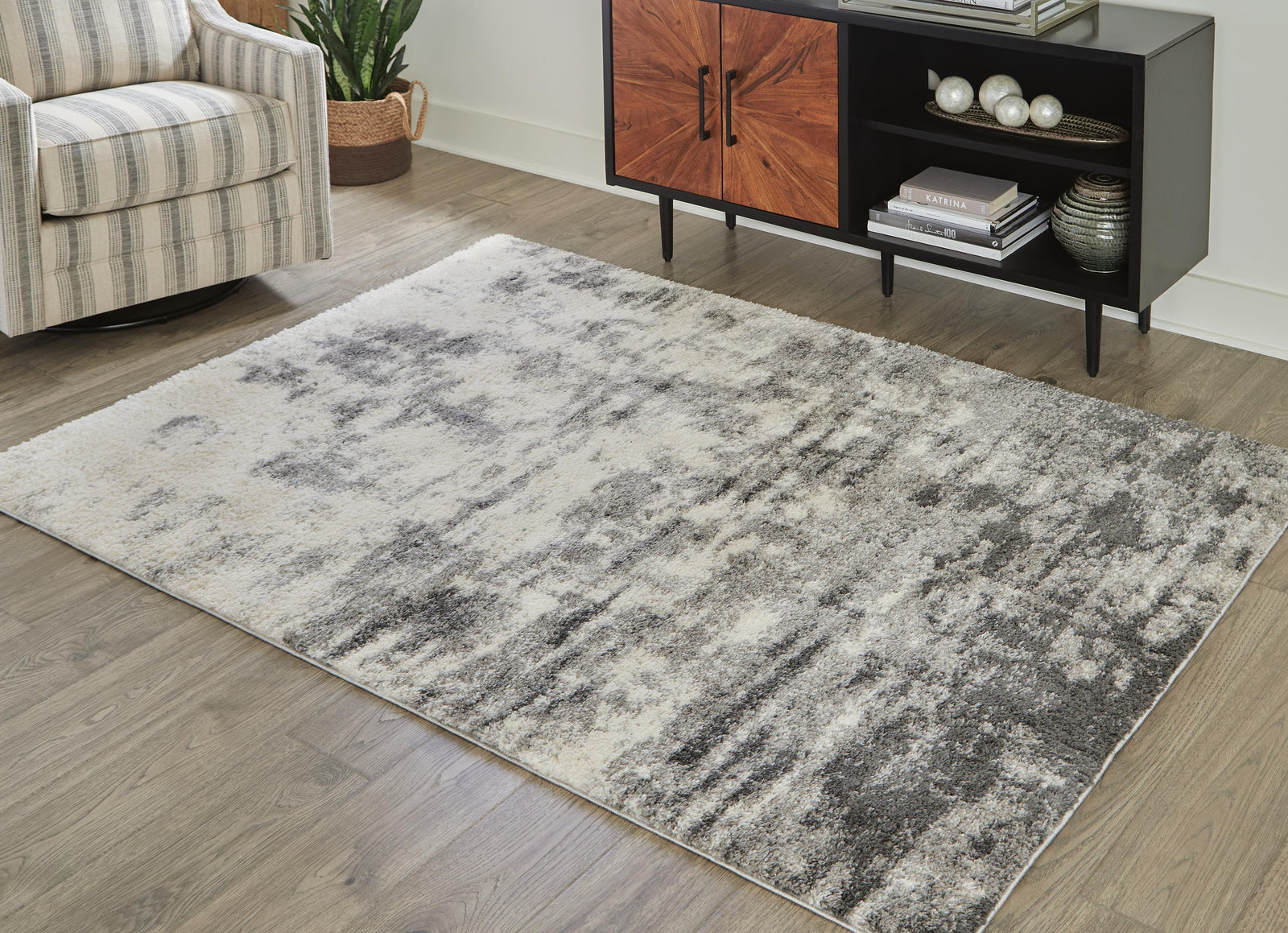 Gerdie 7'10" x 10' Rug - Pearl Silver (2)