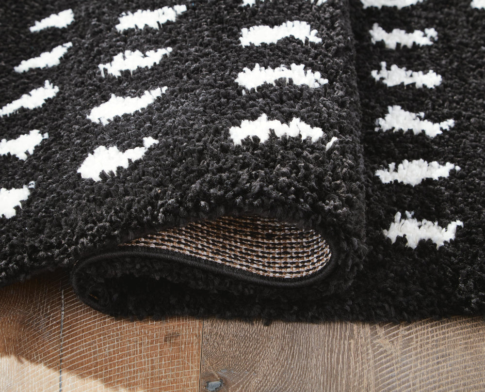 Minston 5' x 7' Rug - Black (4)