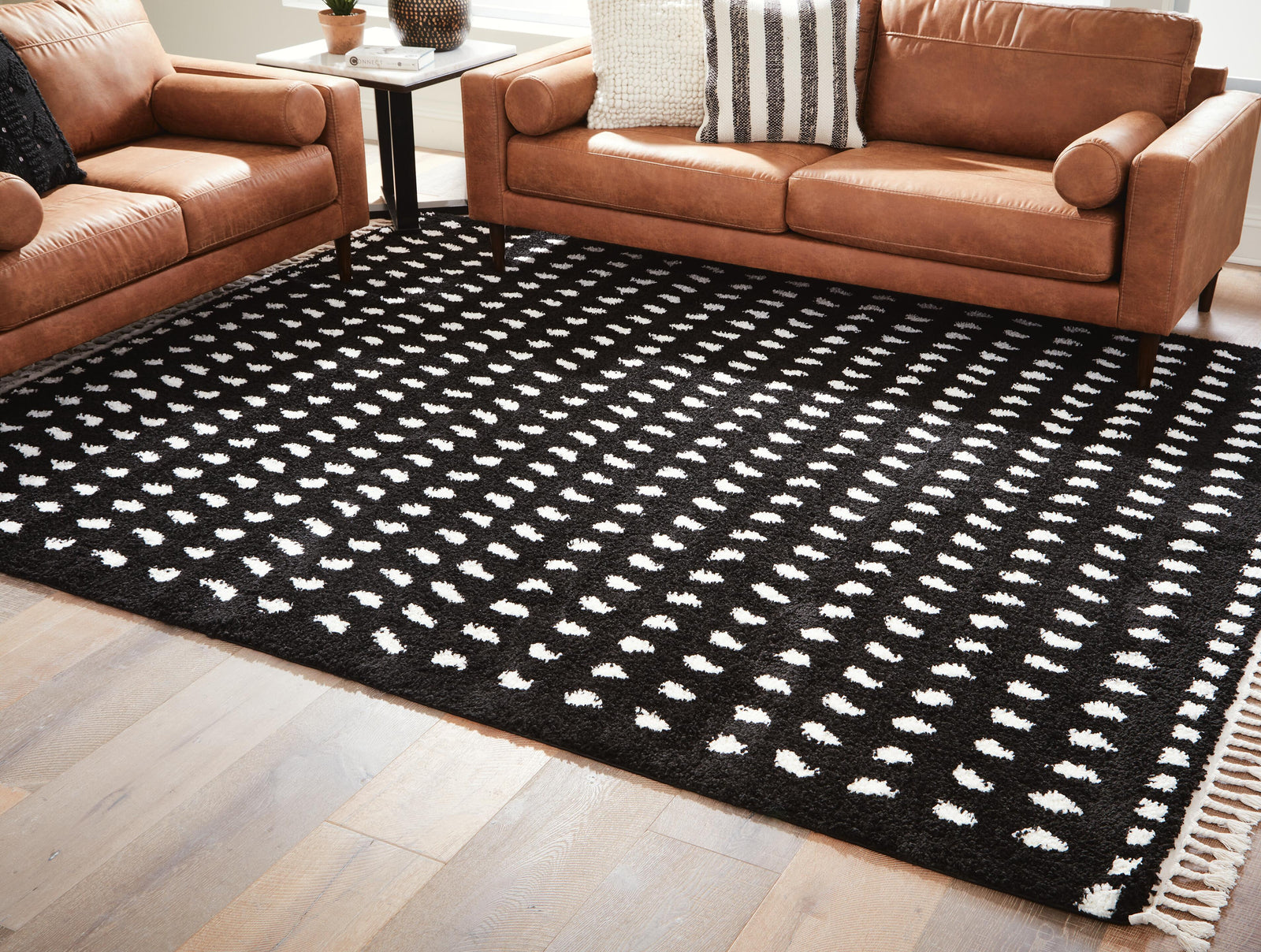Minston 5' x 7' Rug - Black (2)