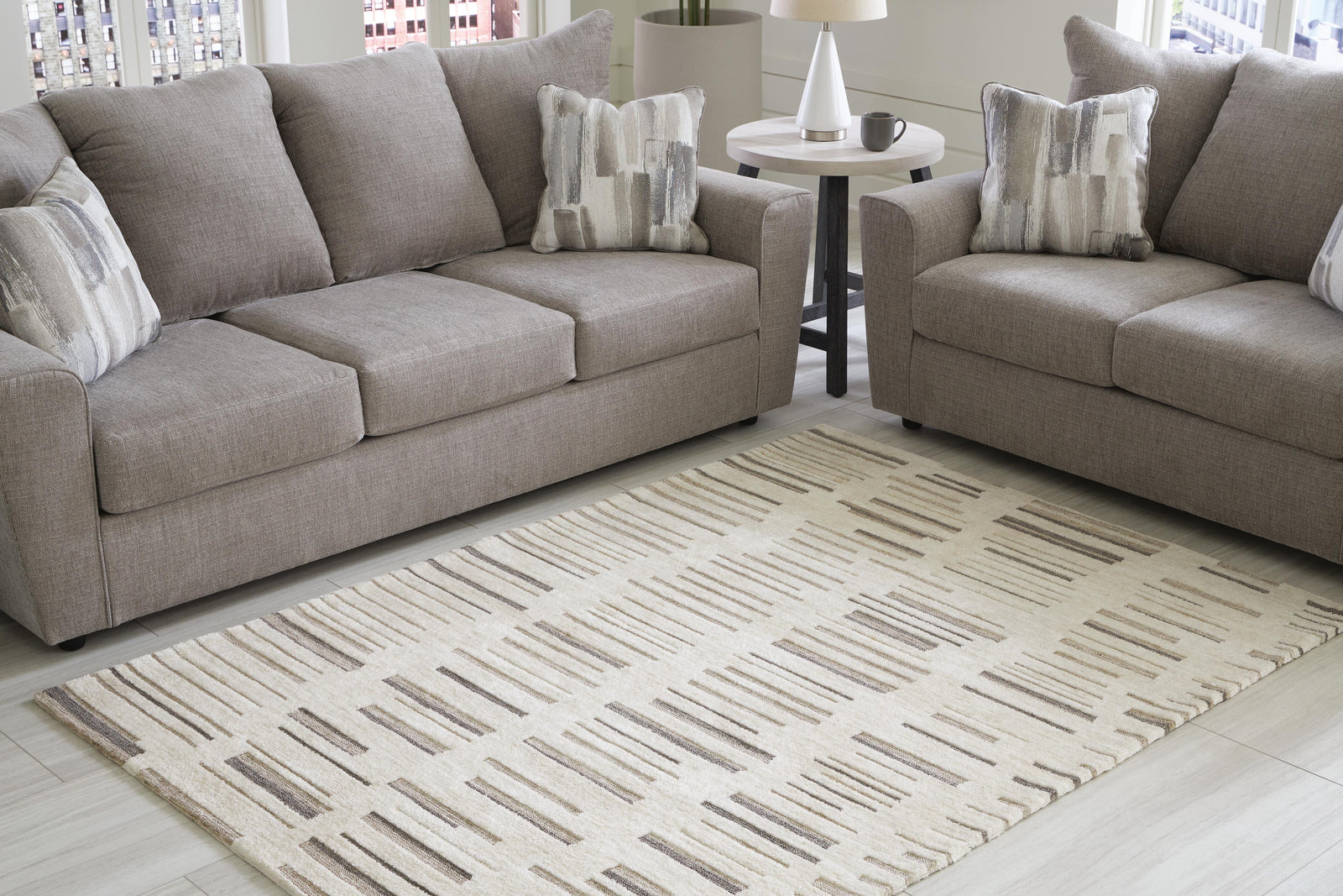 Leesdale 5' x 7' Rug - Pearl Silver (2)