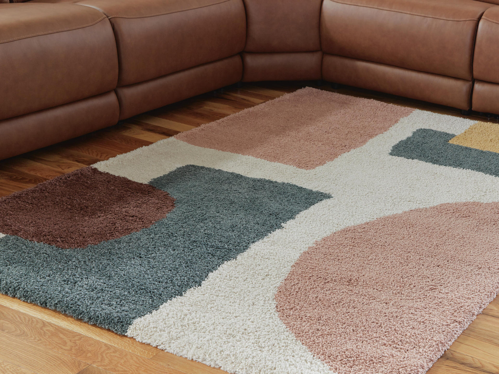 Flynnwick 5' x 7' Rug - Pink (2)