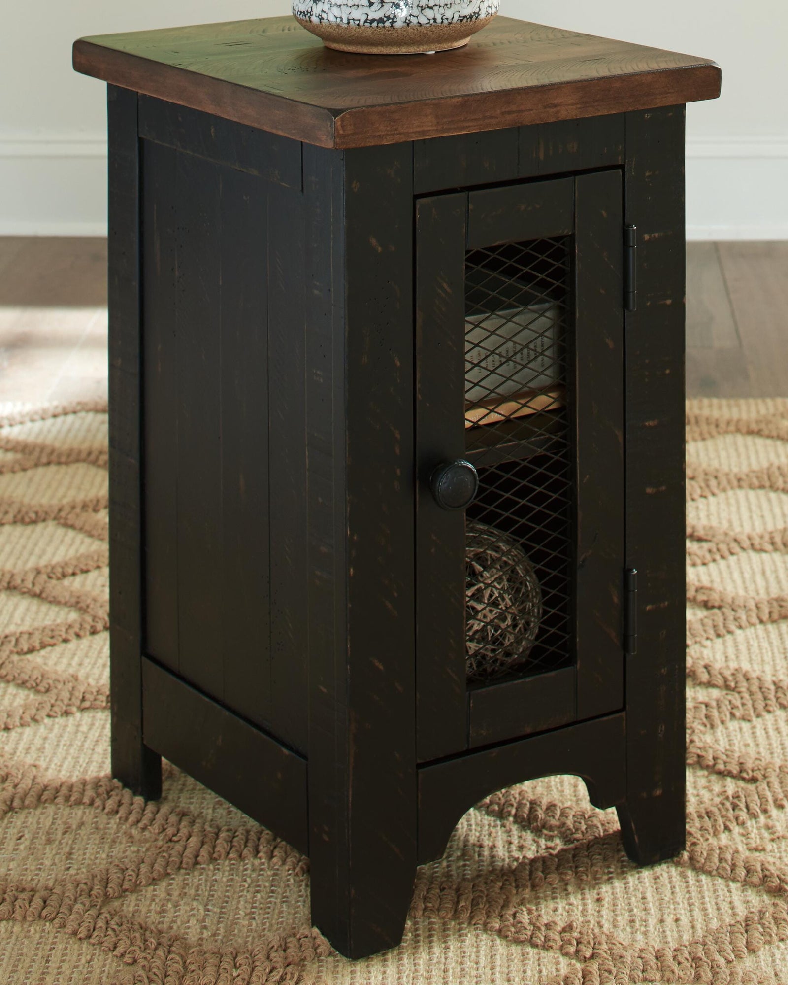 Valebeck Chairside End Table - Dark Brown (2)