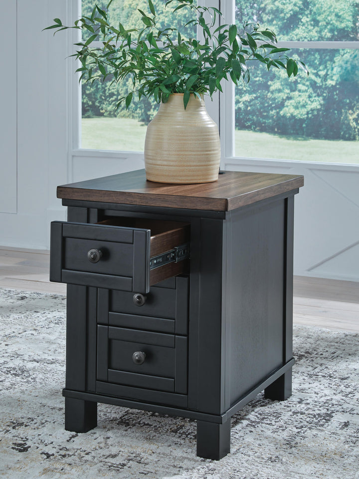 Wildenauer Chairside End Table - Black (8)