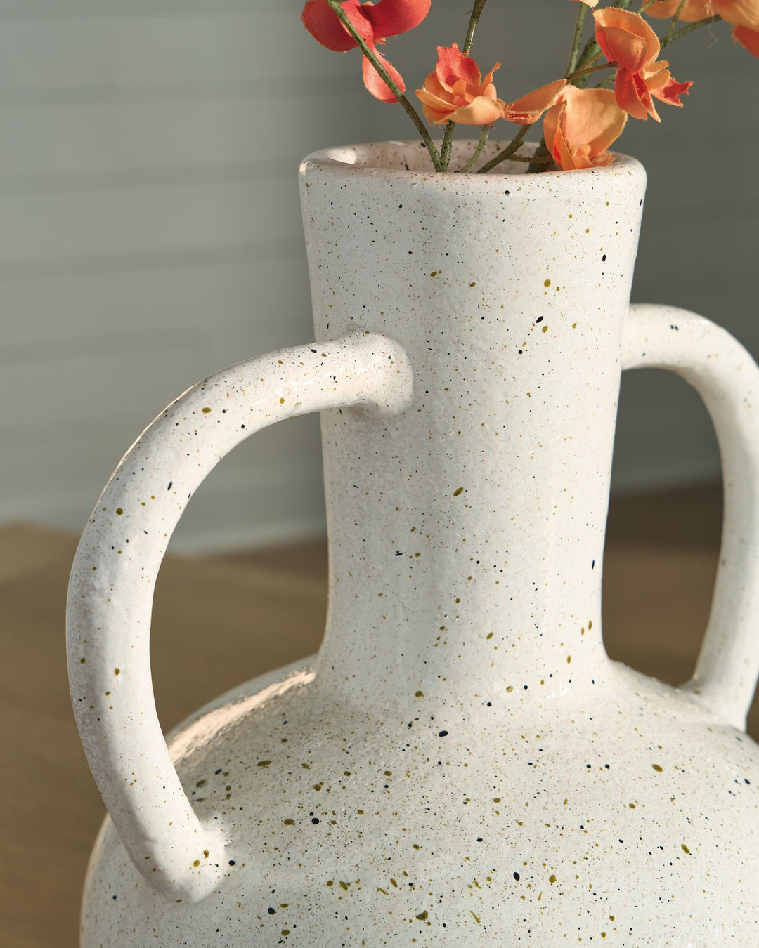 Dallinworth - Vase - 15.75" - White / Black by Ashley Furniture product image