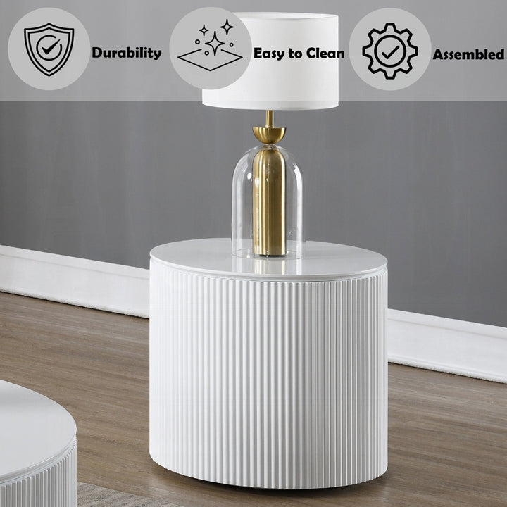 White round table with a gold lamp on a wooden floor, featuring icons for durability, ease of cleaning, and assembly.