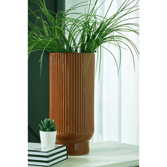 Signature Design by Ashley® Avalyah Vase.