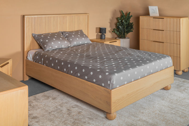Queen Winters - Modern Natural Oak Bedroom Set